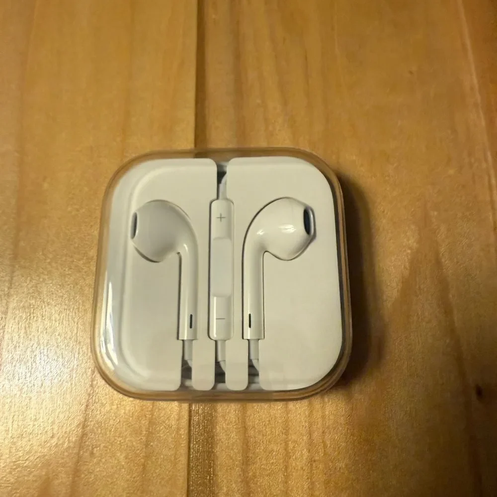 Apple New set of 2 EarPods (3.5mm Headphone Plug) White Earbud Headphones
